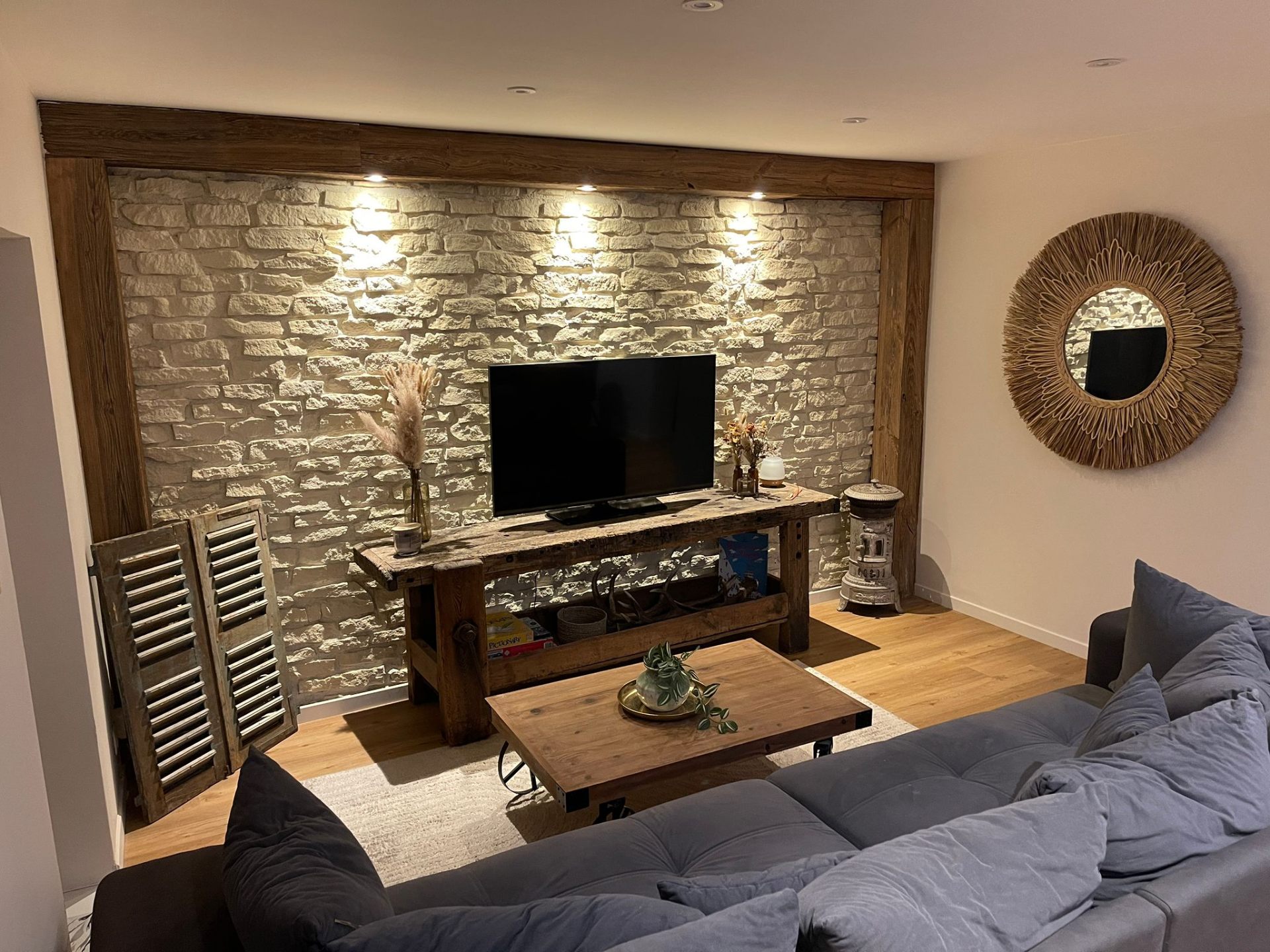 Intérieur chaleureux d'un chalet rénové