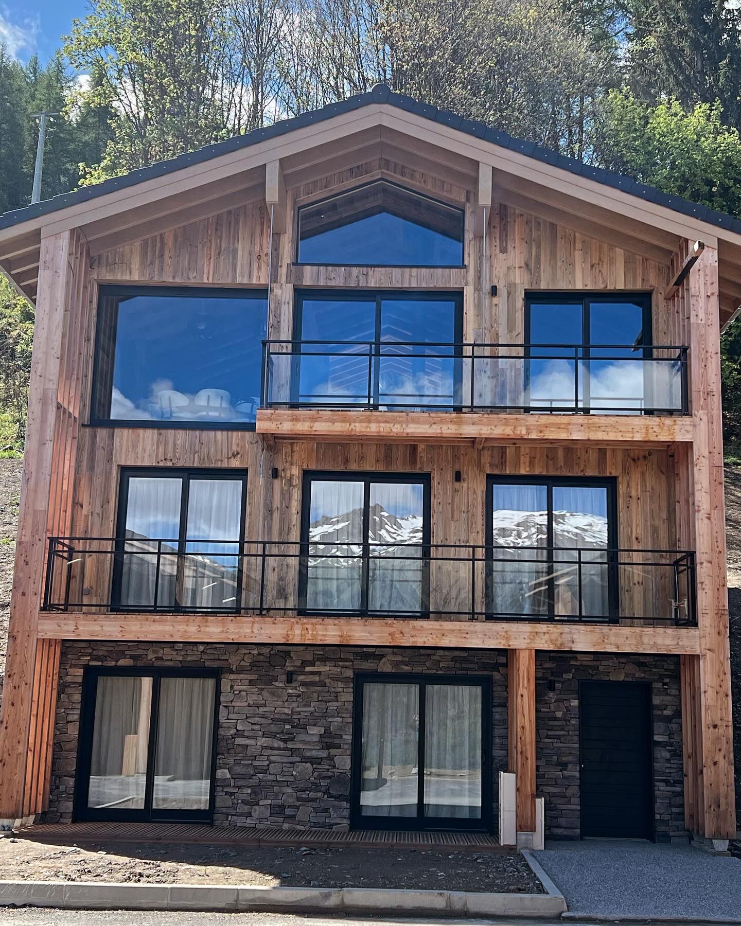 Chalet trois niveaux pierre & bois
