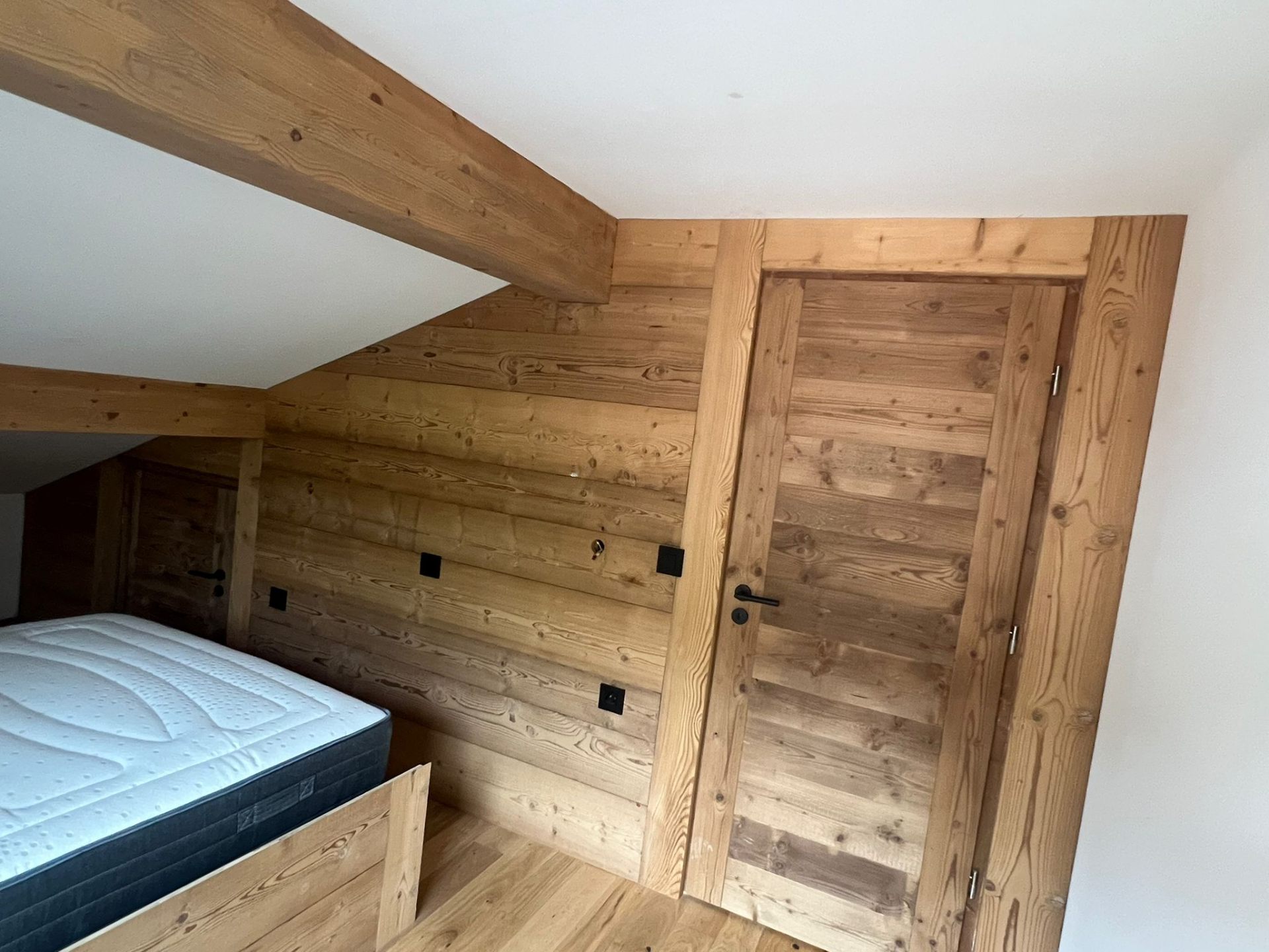 Chambre sous combles en vieux bois