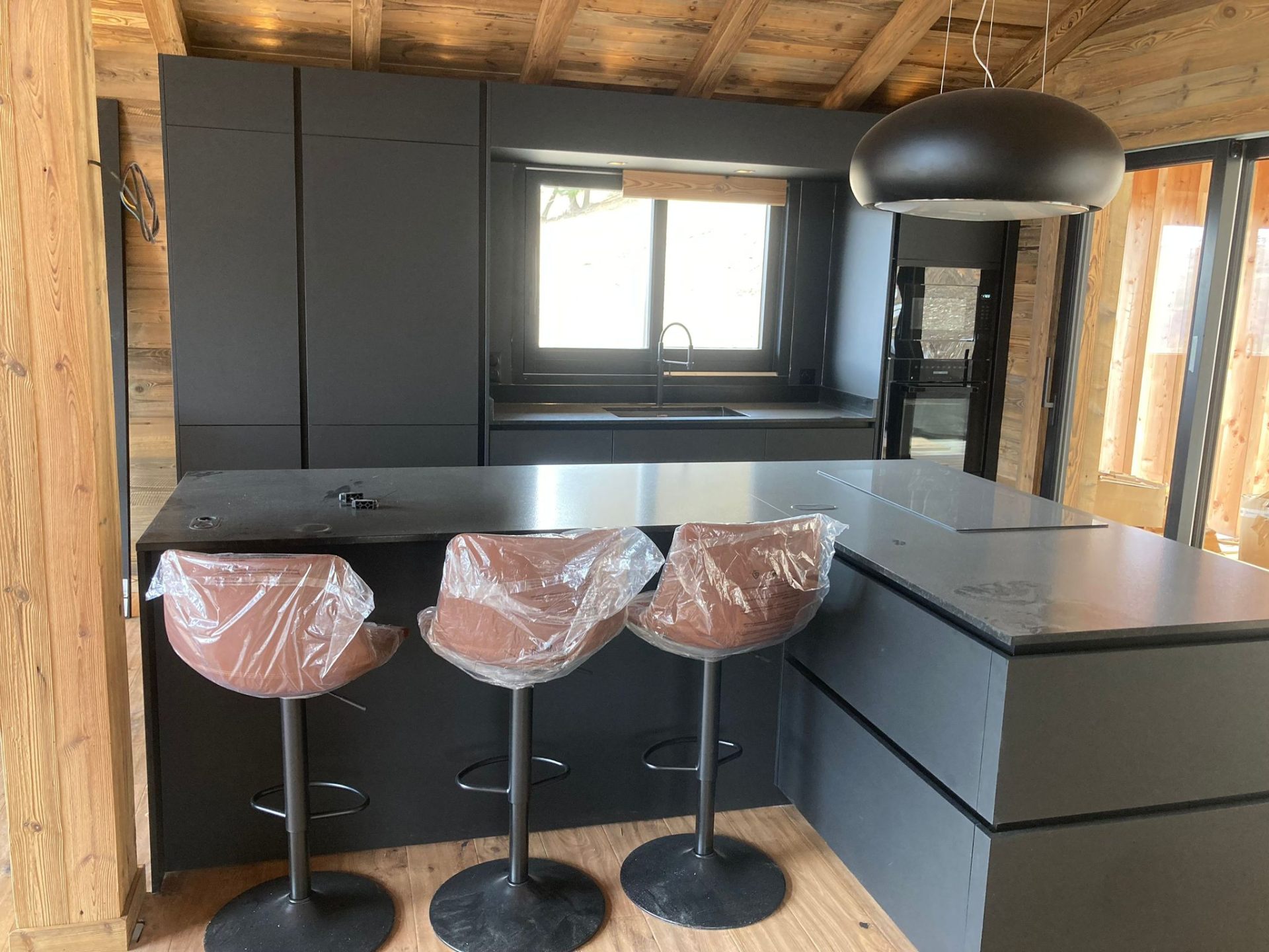 Cuisine îlot noir mat & vieux bois