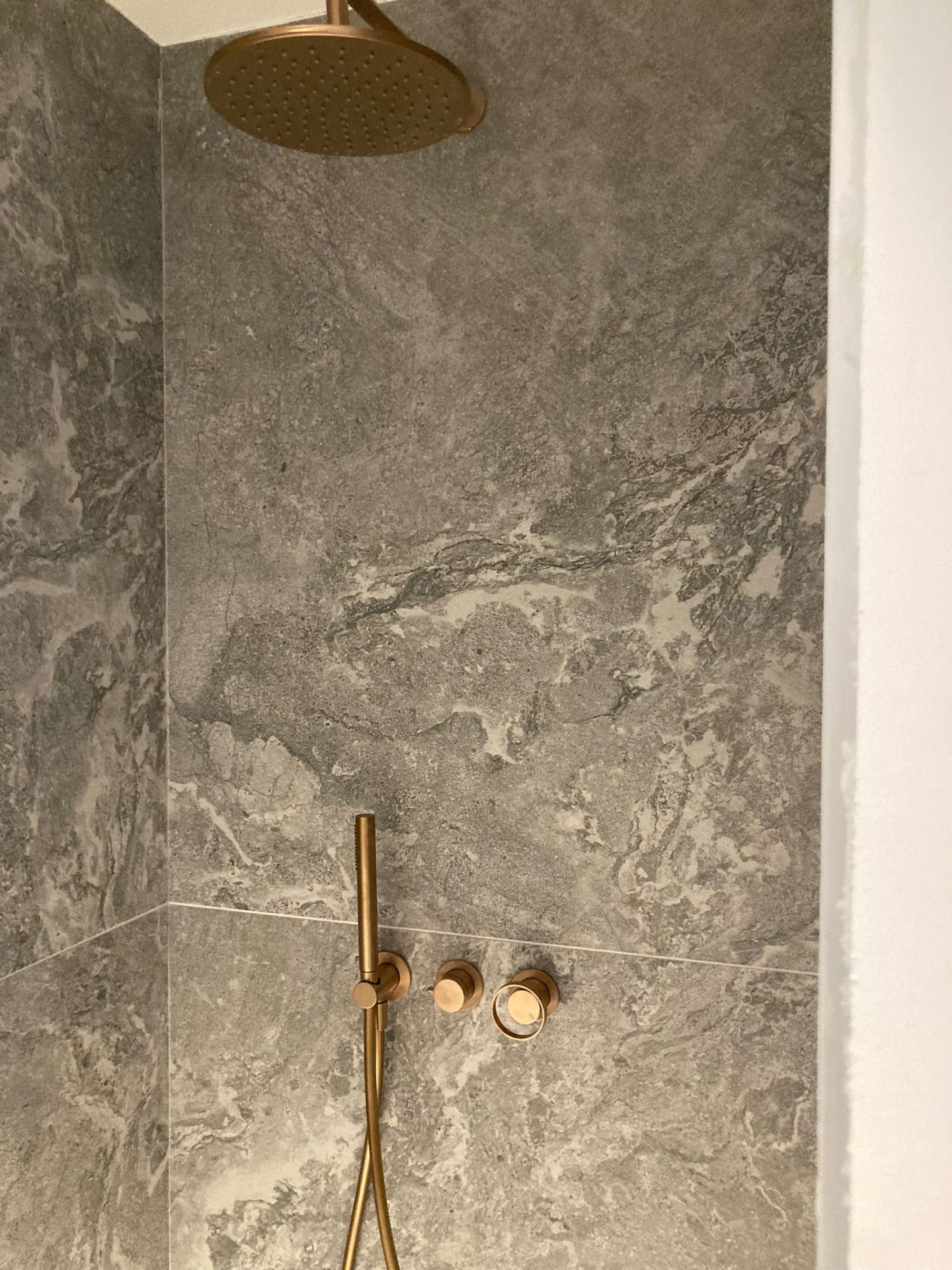 Douche pierre & robinetterie cuivre