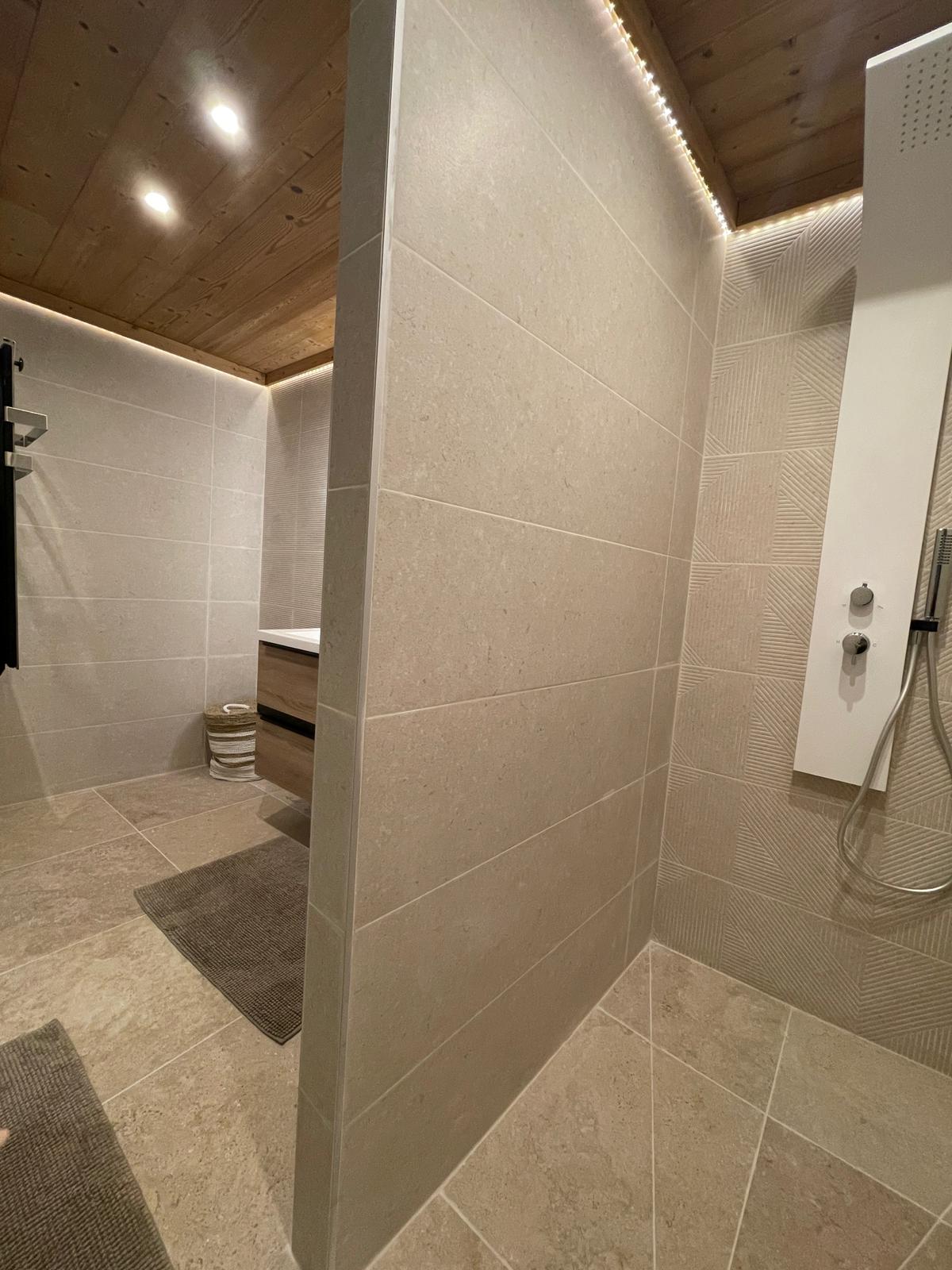 Douche à l'italienne pierre & bois